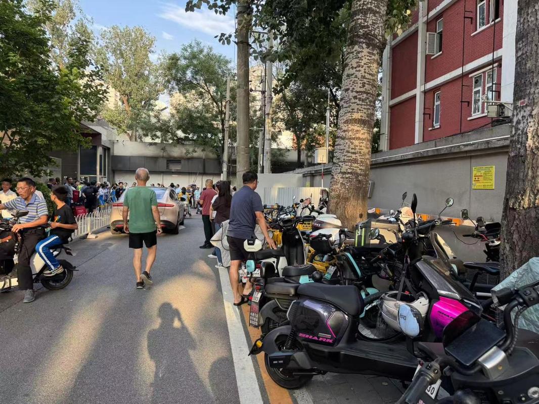 40個充電樁引發(fā)的街巷困局 當(dāng)便利與秩序在人行道上遭遇